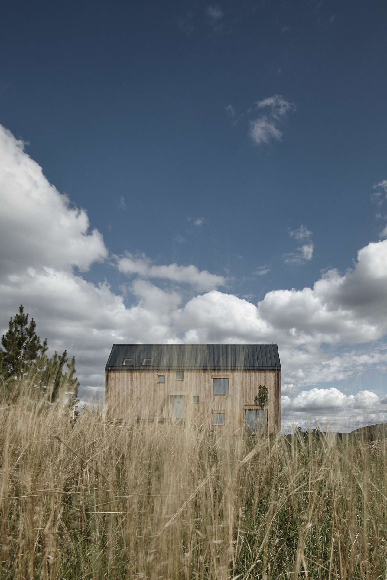 fotografie pro Nejen Bistro (Mar.s Architects), Dům pro Markétku (Mjölk architekti), Gran Fierro (Formafatal), Škoda Superb (Dolce Vita) a kolekce brýlí Collection #1 (Nastassia Aleinikava)