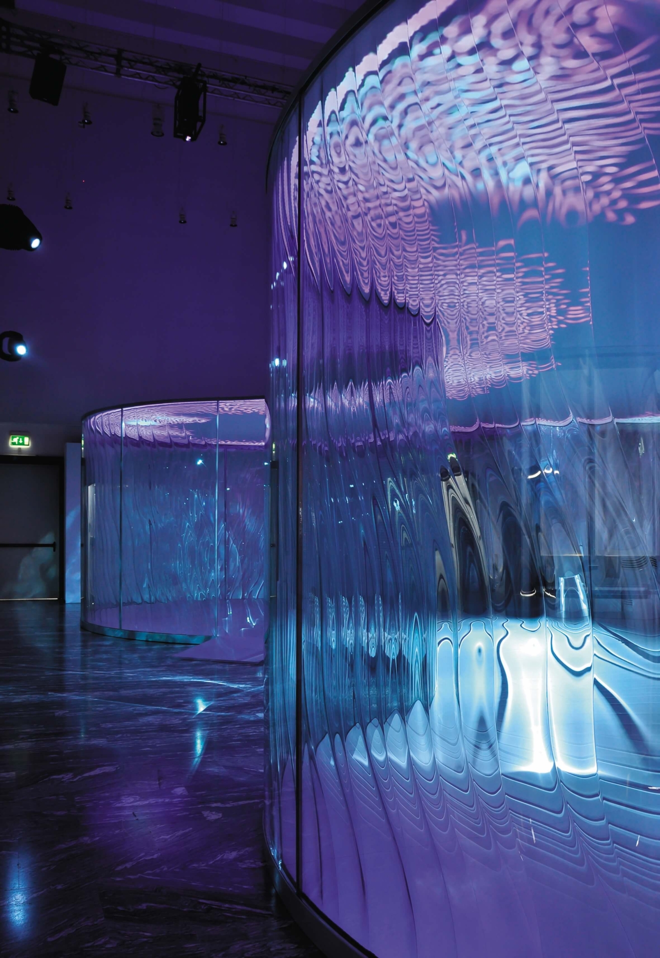 systém Liquidkristal (LLK / Ross Lovegrove), svítidla X-ray, Inhale Lamp a Press Lamp (Nendo), stůl Homune (Michael Young)