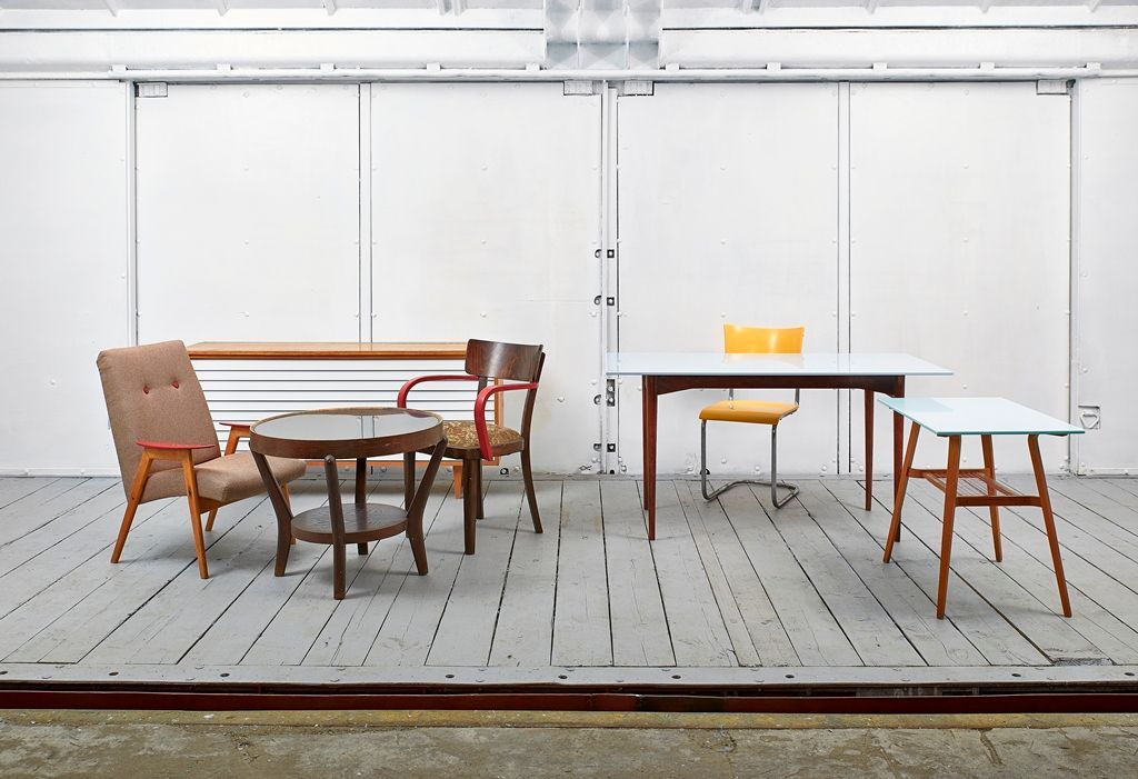 kolekce Classics + Corian, houpací křeslo Rocking Chair (Jakub Pollág), stůl Glass Table (Kavalier) a světlo Transmission