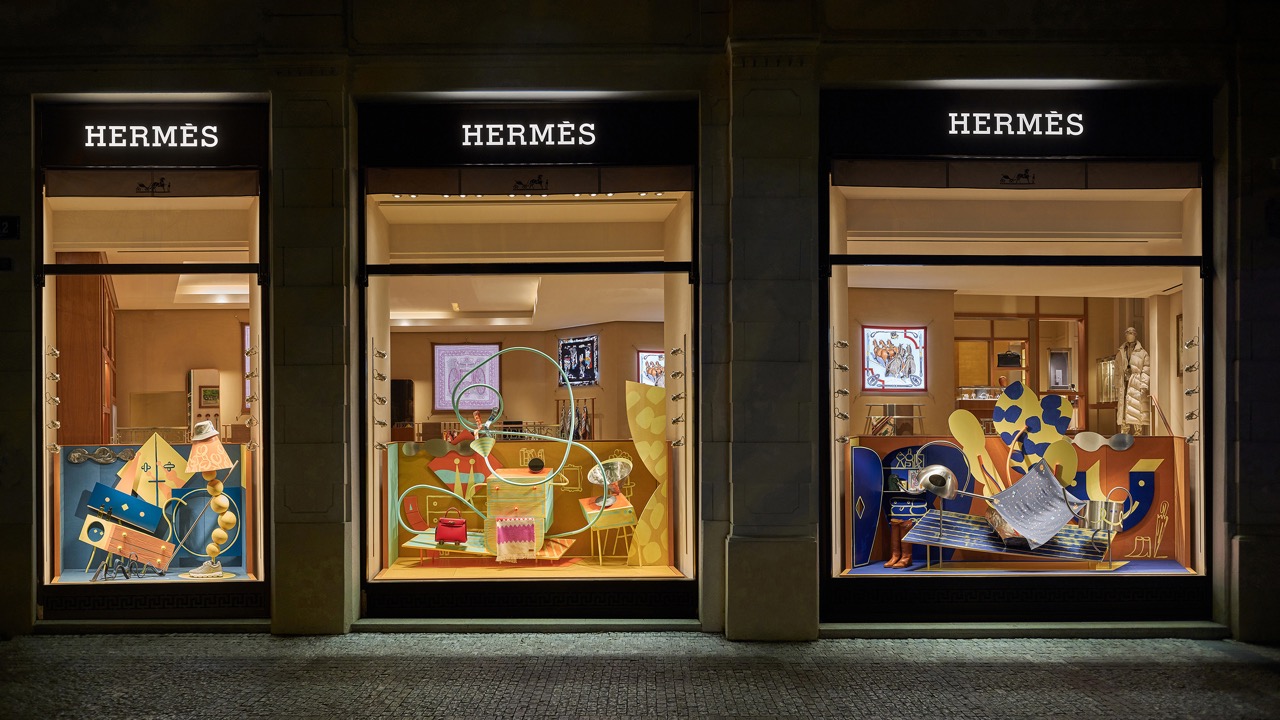 ilustrace publikace Labyrintem lázní (Michaela Kubišová, Galerie Lázně Liberec) a ilustrátorská práce na výlohách pro Hermès (spolupráce: Lexová & Smetana)