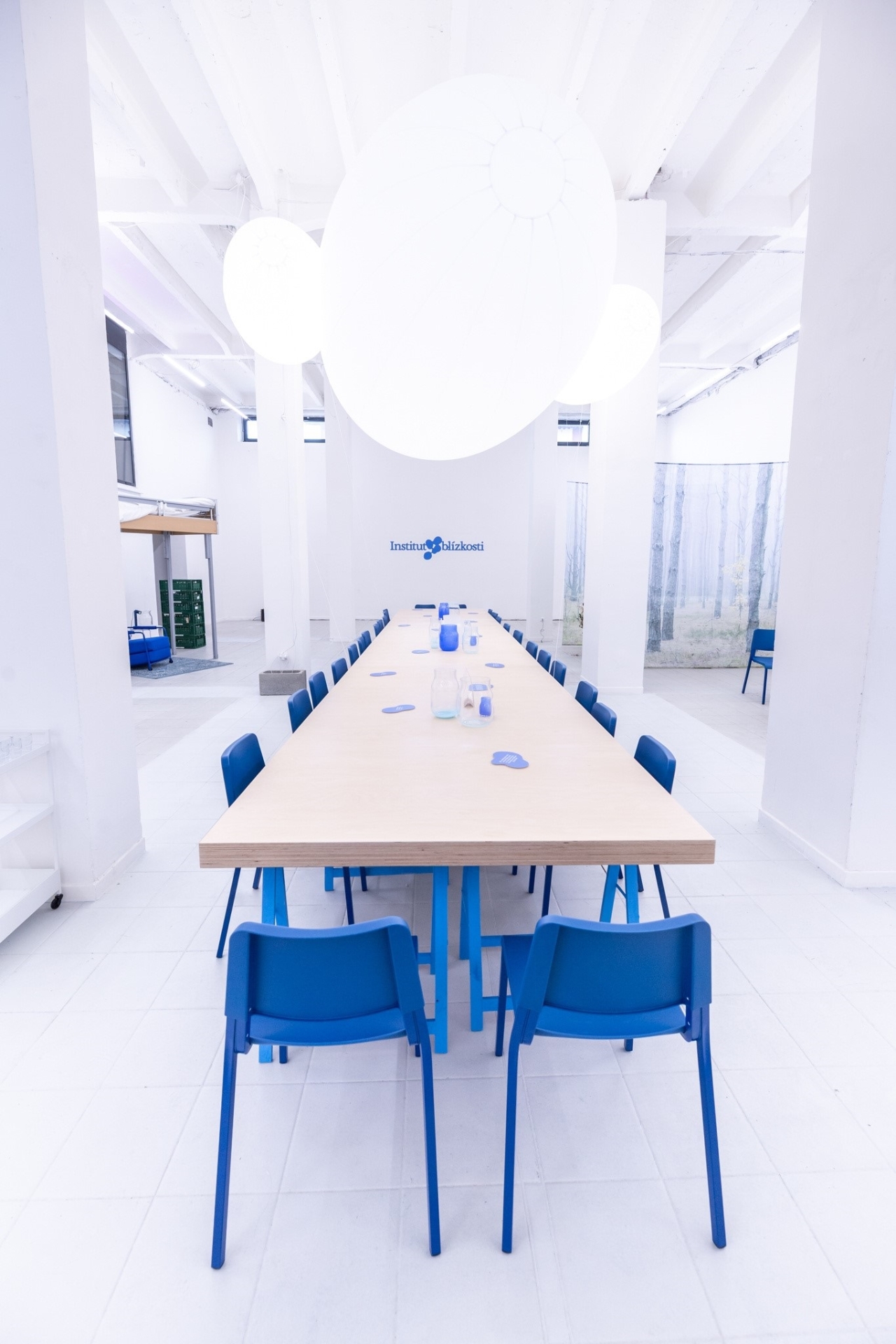 set design instalace Cabinets of Reminiscence pro Bommu na Designbloku 2025 a architektura výstavy Insitut blízkosti