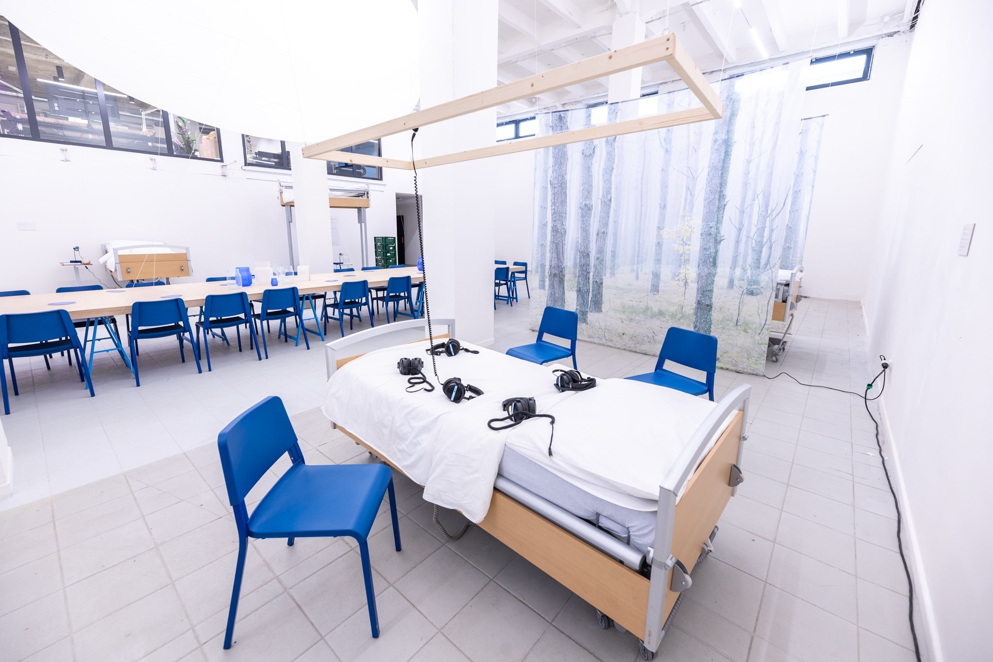 set design instalace Cabinets of Reminiscence pro Bommu na Designbloku 2025 a architektura výstavy Insitut blízkosti