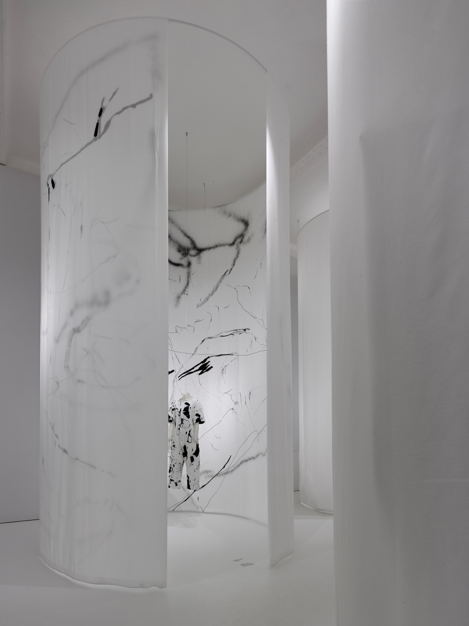 architektura výstavy Liběna Rochová: Doteky (Moravská galerie v Brně)