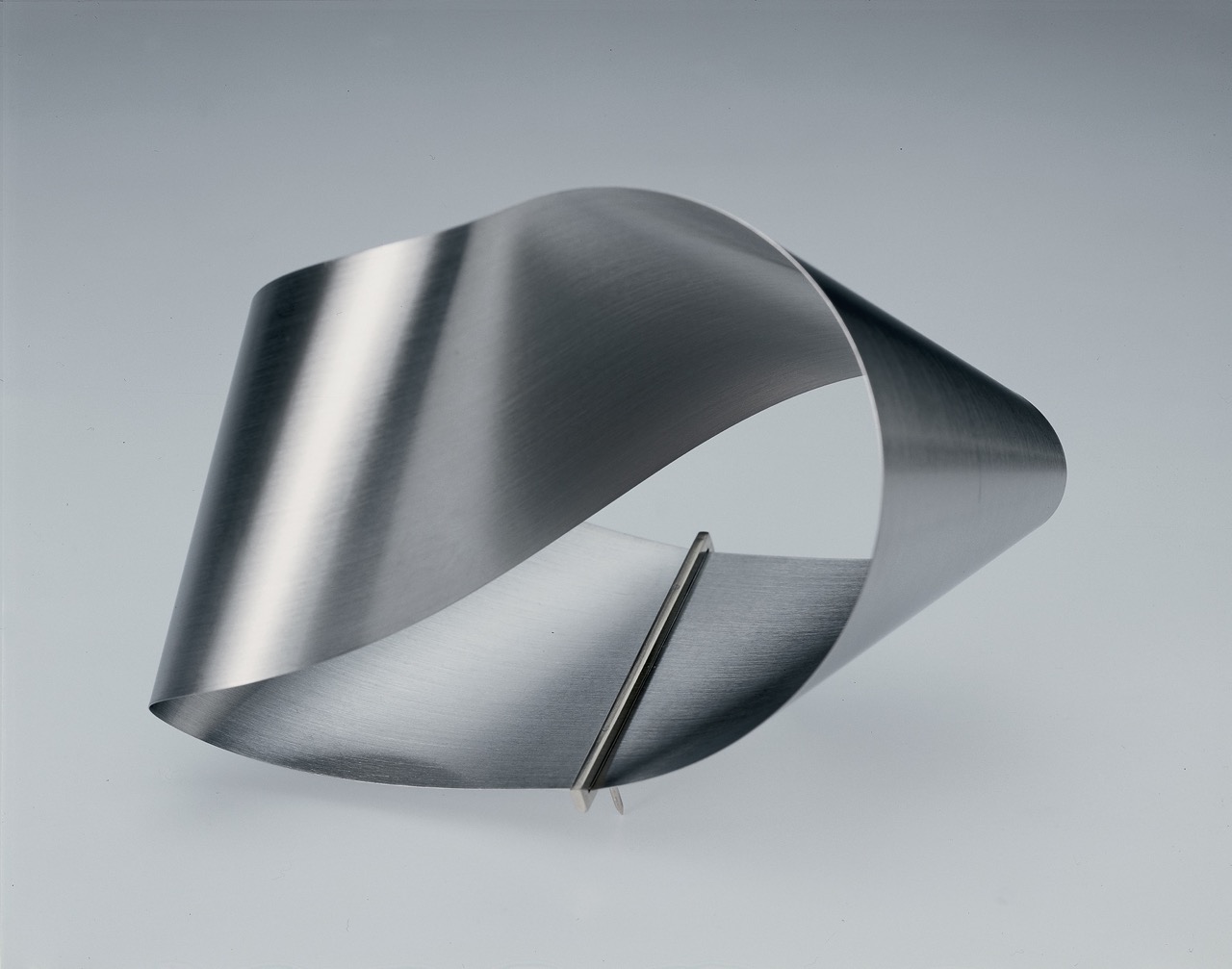 za dlouholetou významnou designérskou, uměleckou a pedagogickou činnost a za celoživotní dílo v oblasti designu a umění