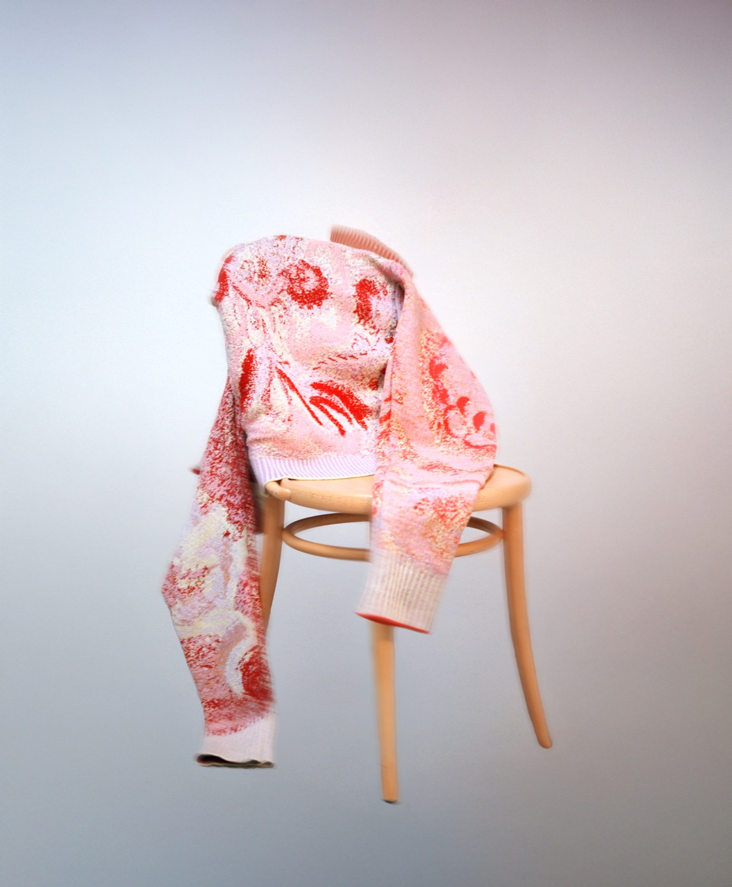 textilní objekty pro expozici Seance magazínu Dolce Vita na Designbloku 2025