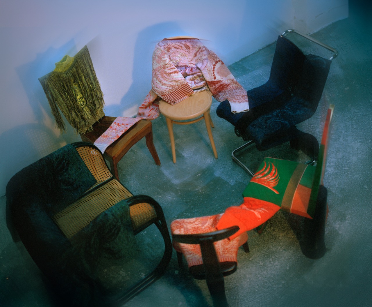 textilní objekty pro expozici Seance magazínu Dolce Vita na Designbloku 2025