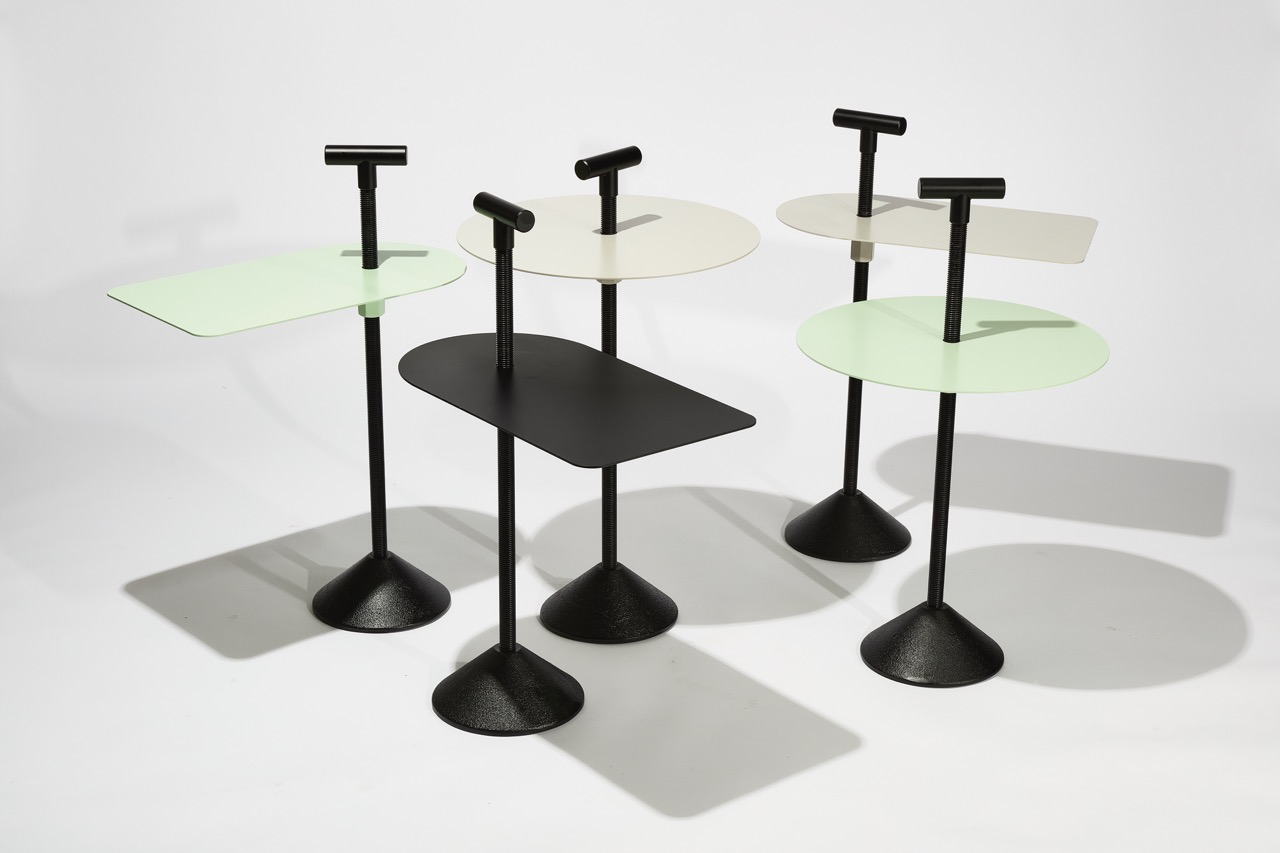 nástěnný háček Hang Over Hook (Lexová & Smetana), stoly MILK (Mjölk architekti), stohovatelná židle Plym a stolek M24 (Klemens Schillinger)