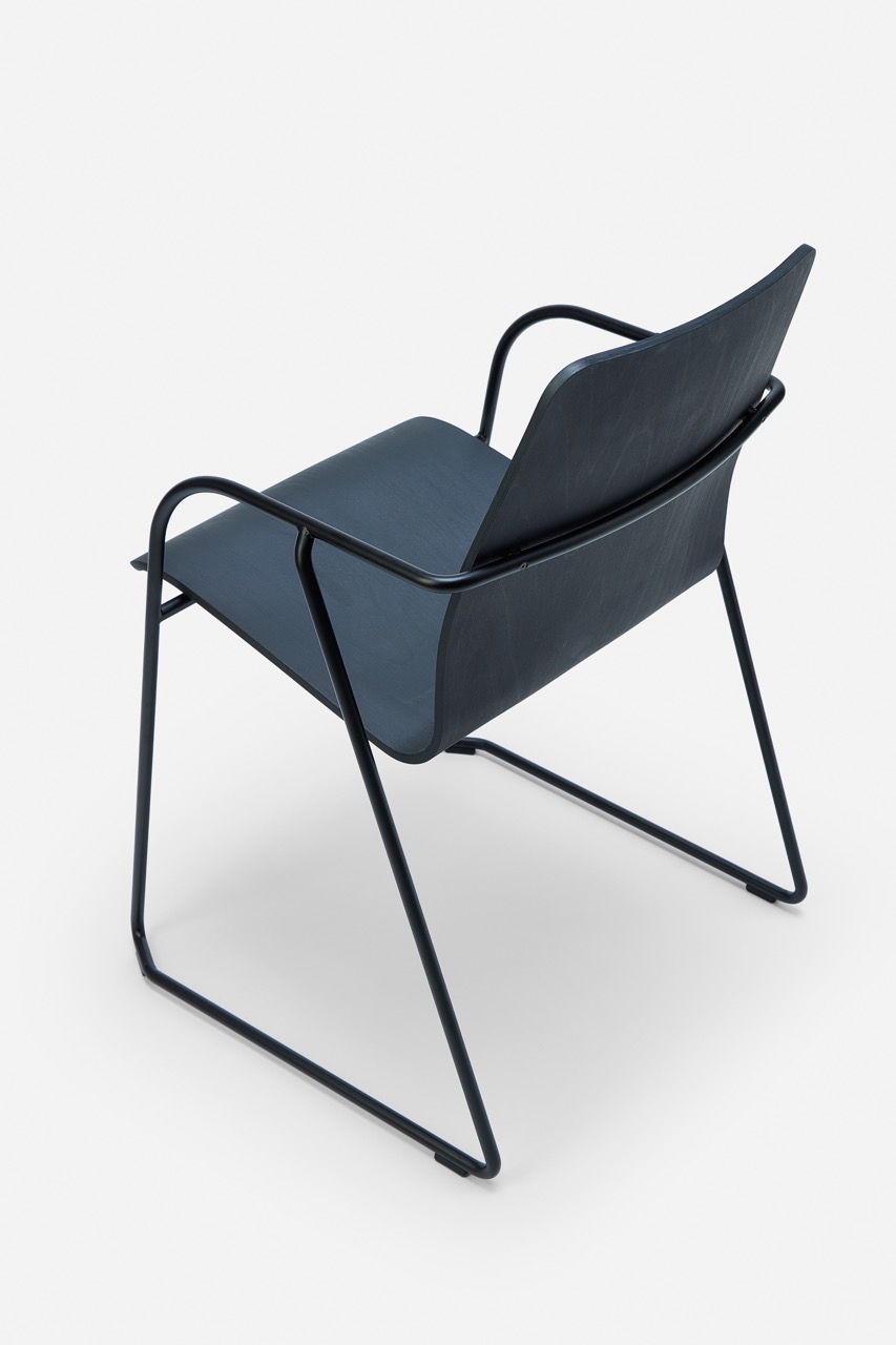 nástěnný háček Hang Over Hook (Lexová & Smetana), stoly MILK (Mjölk architekti), stohovatelná židle Plym a stolek M24 (Klemens Schillinger)