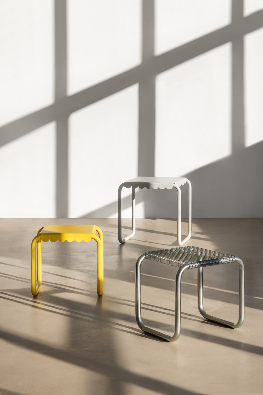 kavárenské stolky Maretta (Mikolášková & Drobná), piknikové stoly Line Grid a parkové lavičky Line Solo (Pavla Tylichová)