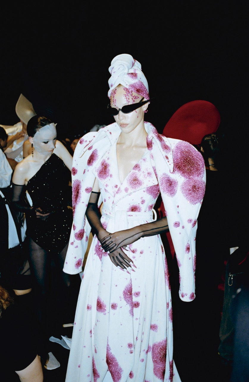 backstage kolekce Couture FW 2025 pro Robert Wun a fotografie kolekce Mainline 2024/25 pro LAFORMELA