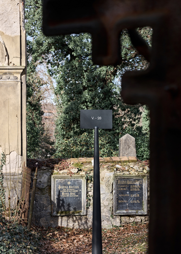 navigační systém a mobiliář pro Hřbitovy a pohřební služby hl. m. Prahy (spolupráce: Maria Makeeva)