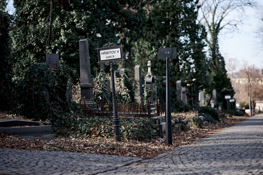 navigační systém a mobiliář pro Hřbitovy a pohřební služby hl. m. Prahy (spolupráce: Maria Makeeva)