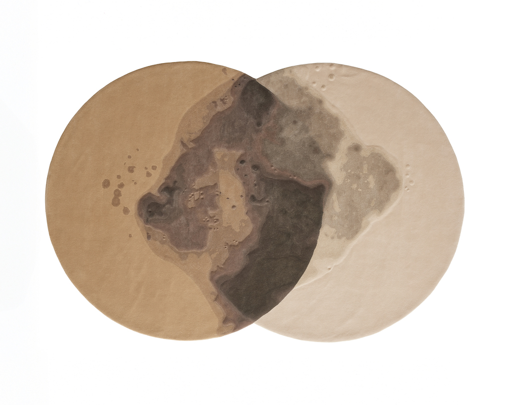 kolekce koberců Coffee Blend (Jab Anstoetz) a kolekce křesel Puffer (Jess)