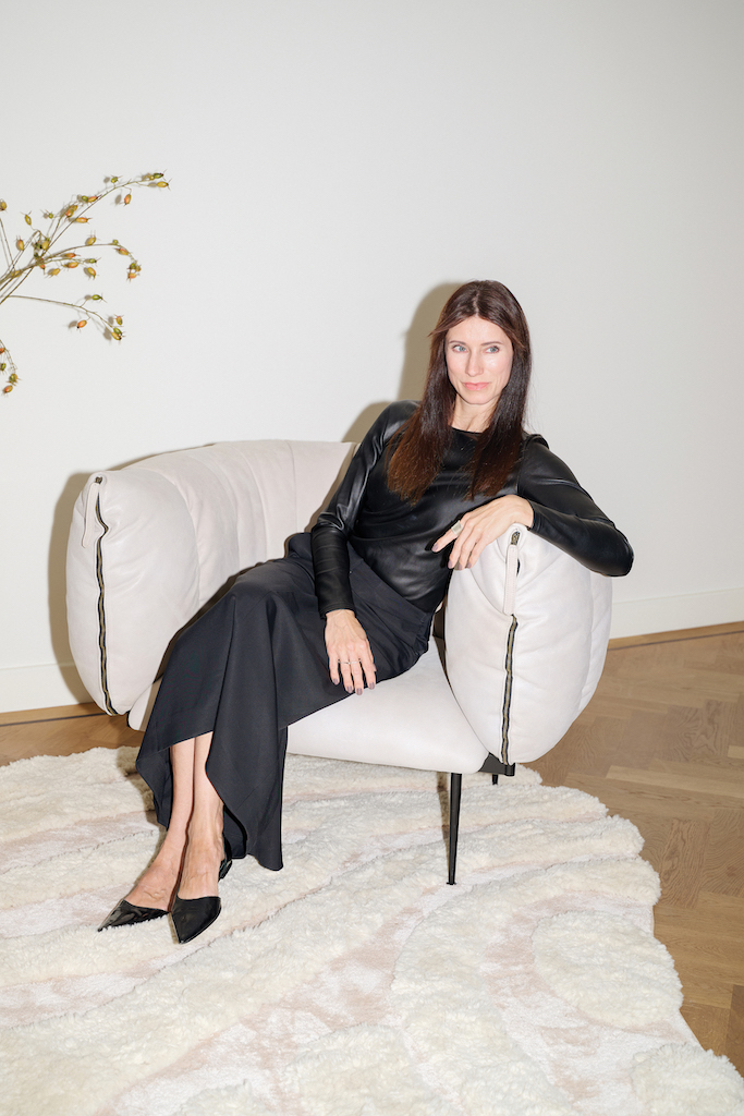 kolekce koberců Coffee Blend (Jab Anstoetz) a kolekce křesel Puffer (Jess)