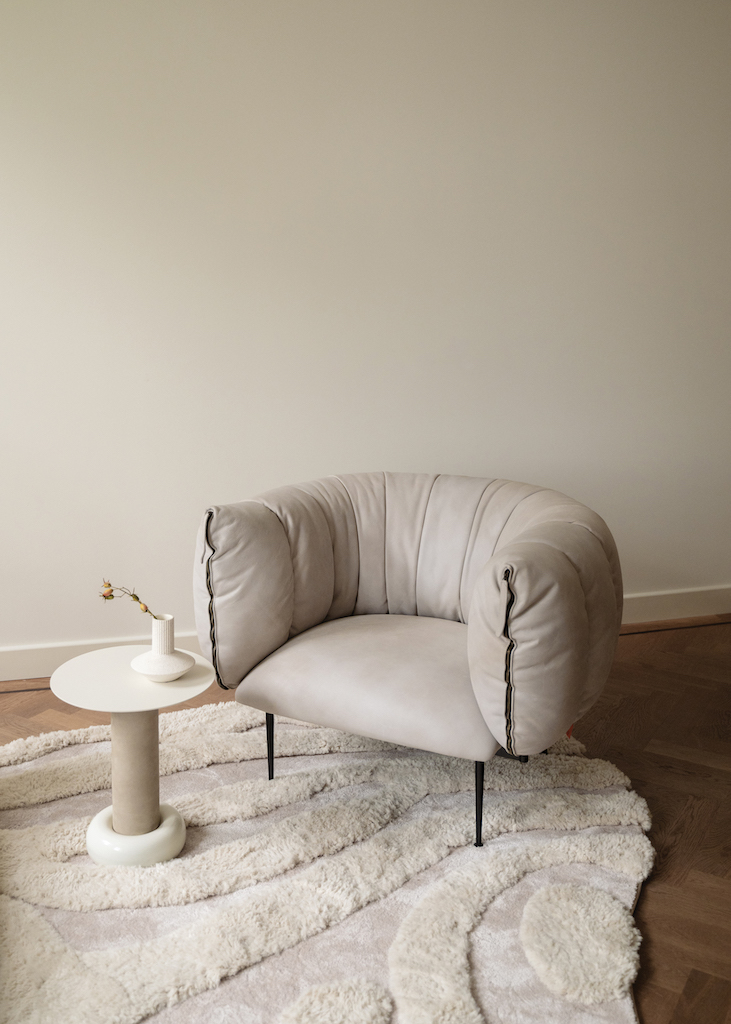 kolekce koberců Coffee Blend (Jab Anstoetz) a kolekce křesel Puffer (Jess)