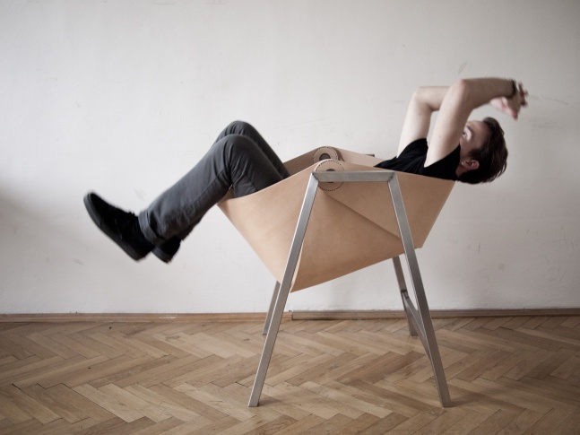 kolekce Classics + Corian, houpací křeslo Rocking Chair (Jakub Pollág), stůl Glass Table (Kavalier) a světlo Transmission