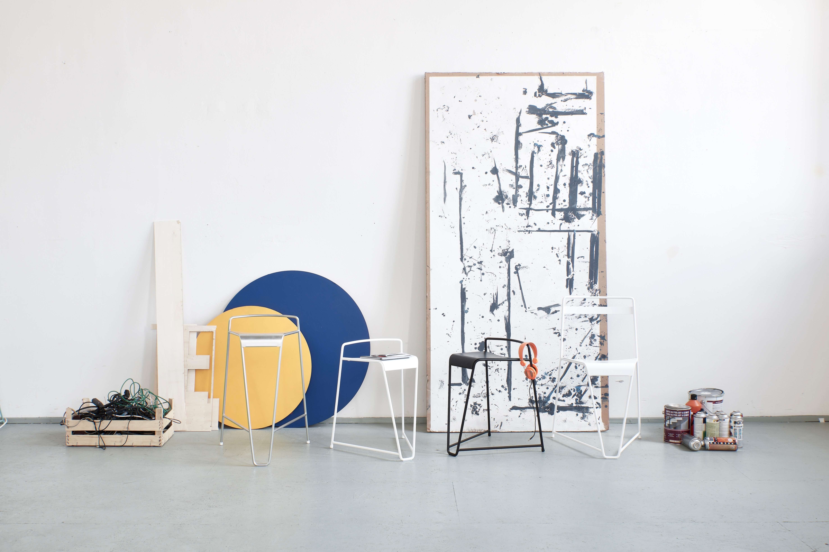 Um collection of seating furniture (Master & Master)