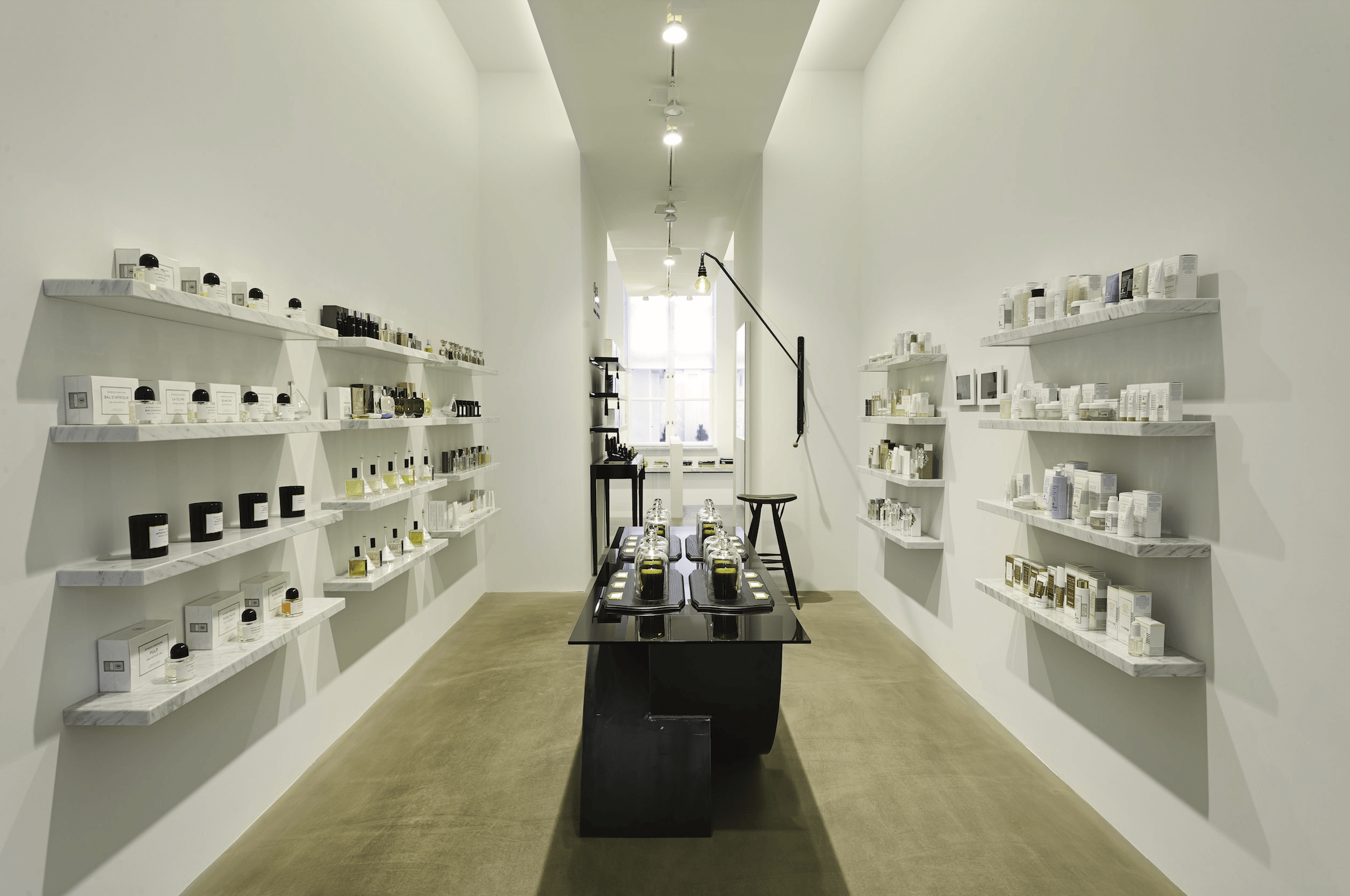 koncept a podoba parfumerie s kosmetickým salonem a galerií