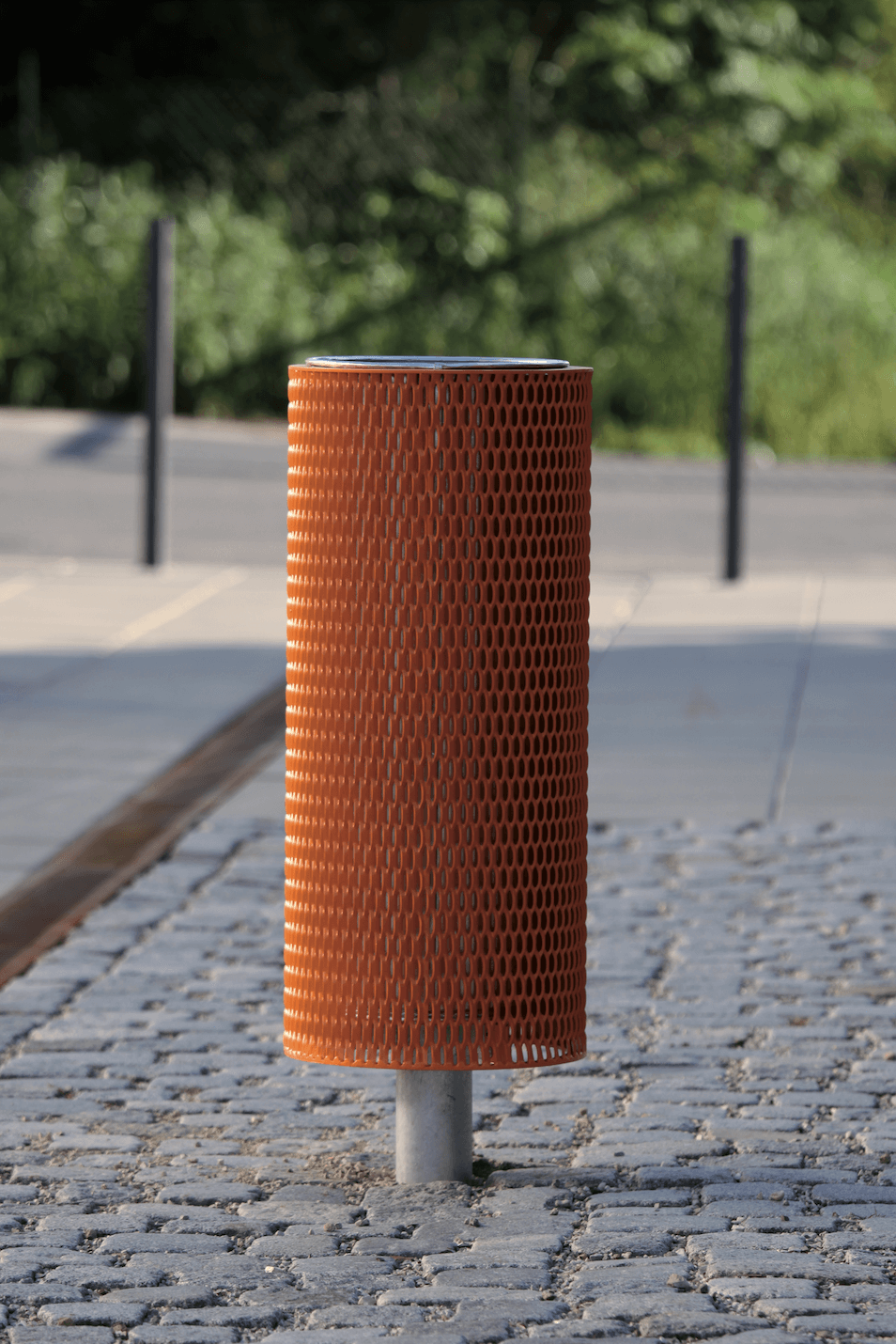 Diva Solo benches and Nanuk litter bins (mmcité)