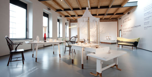 nový koncept prezentace a prodeje designu prostřednictvím tematickýh výstav, přivedení nových značek na český trh, výtečná selekce produktů v prodejní galerii, vlastní limitovaná kolekce předmětů, výstava Vtáčkovia, siroty a blázni