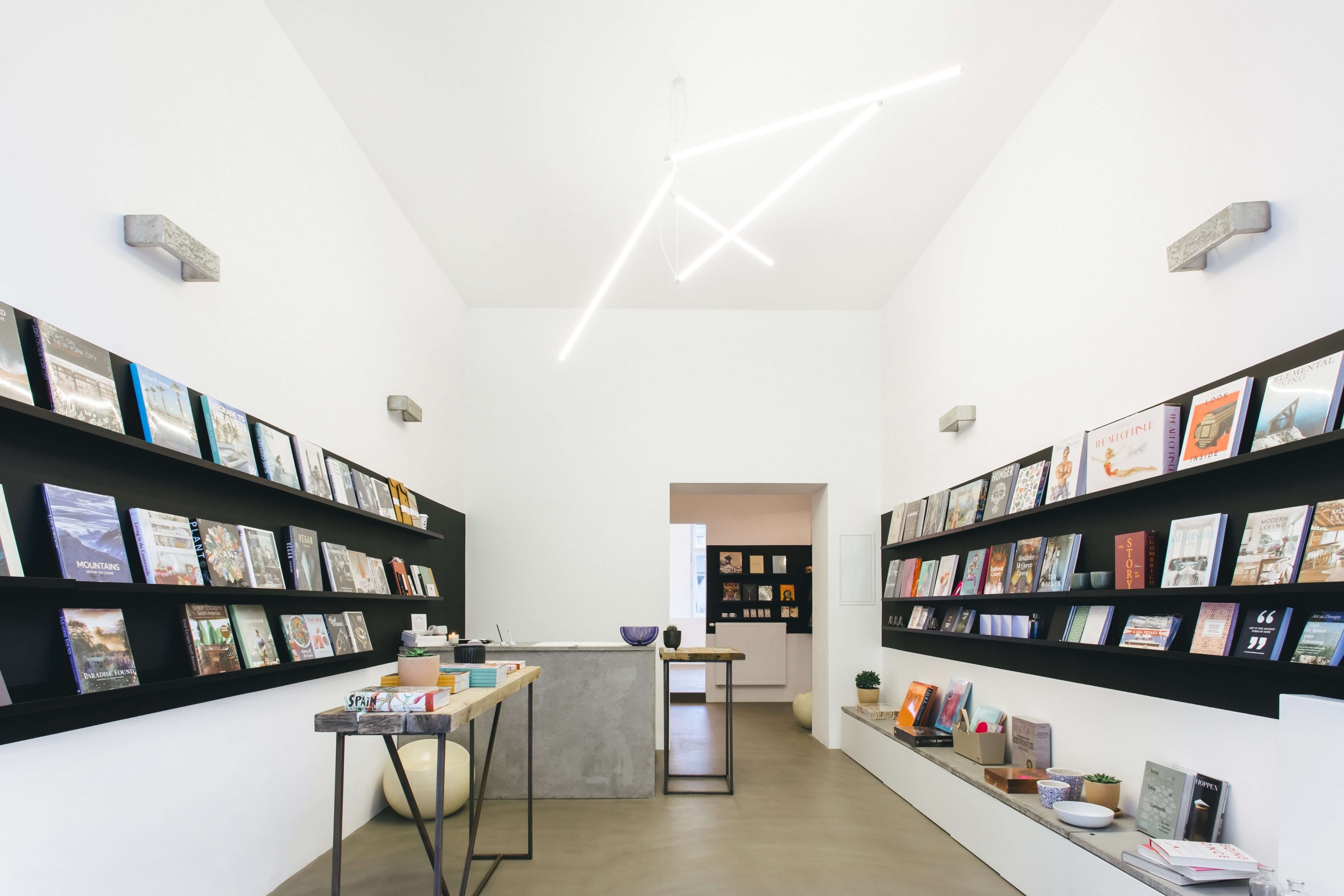 otevření knihkupectví s designovými knihami a magazíny