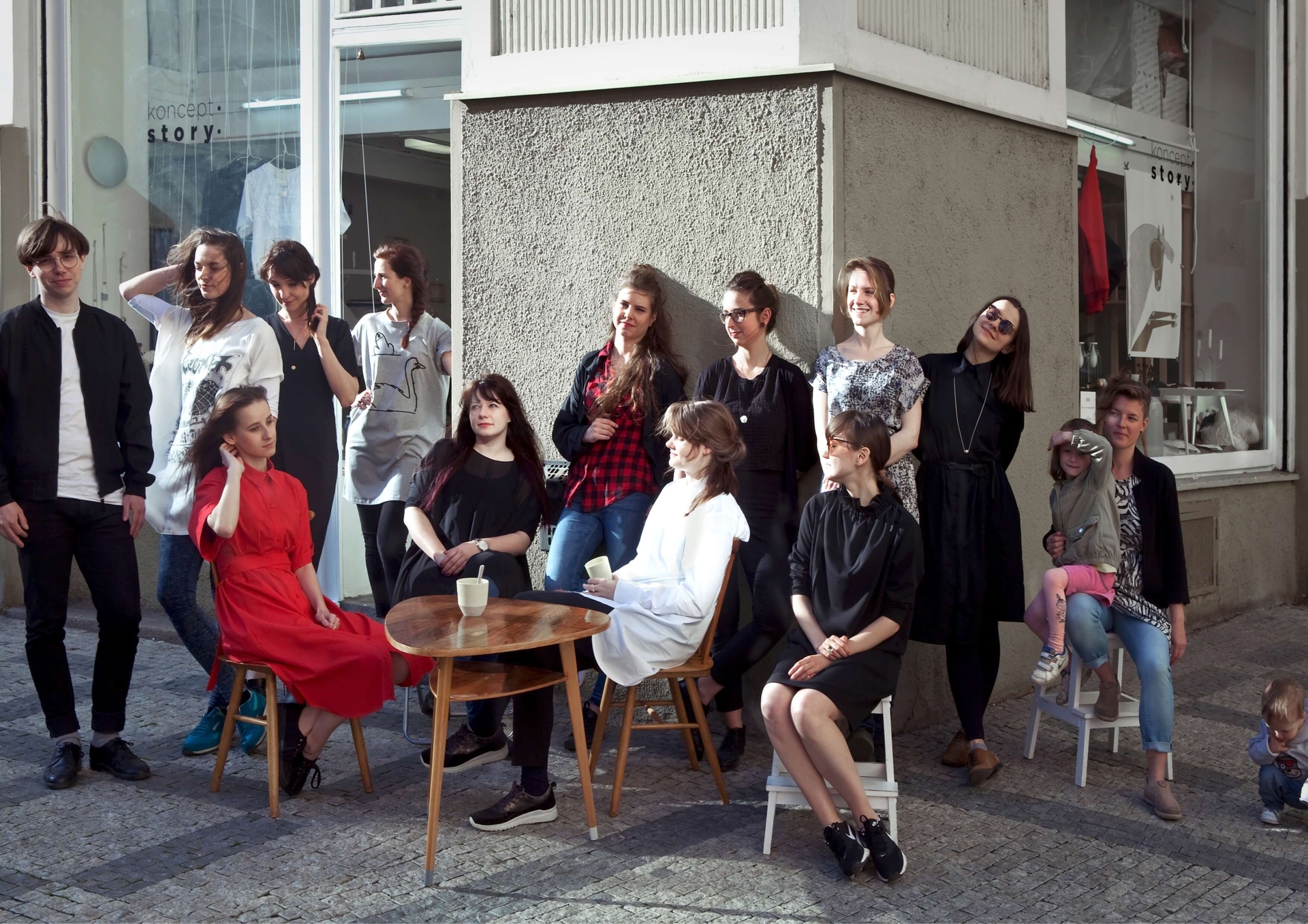 propojení obchodu s ateliérem a živé aukce