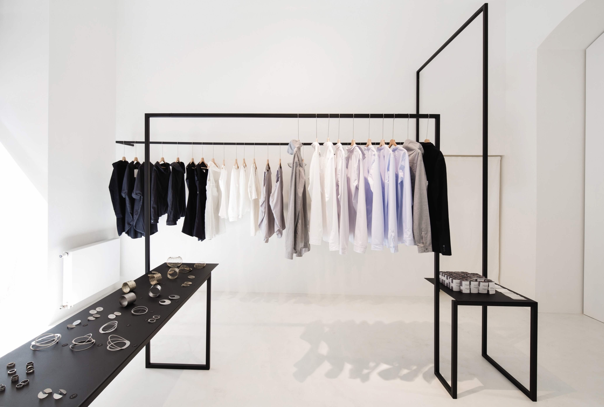 koncept propojující obchod, galerii a tvůrčí ateliér prezentovaných autorů