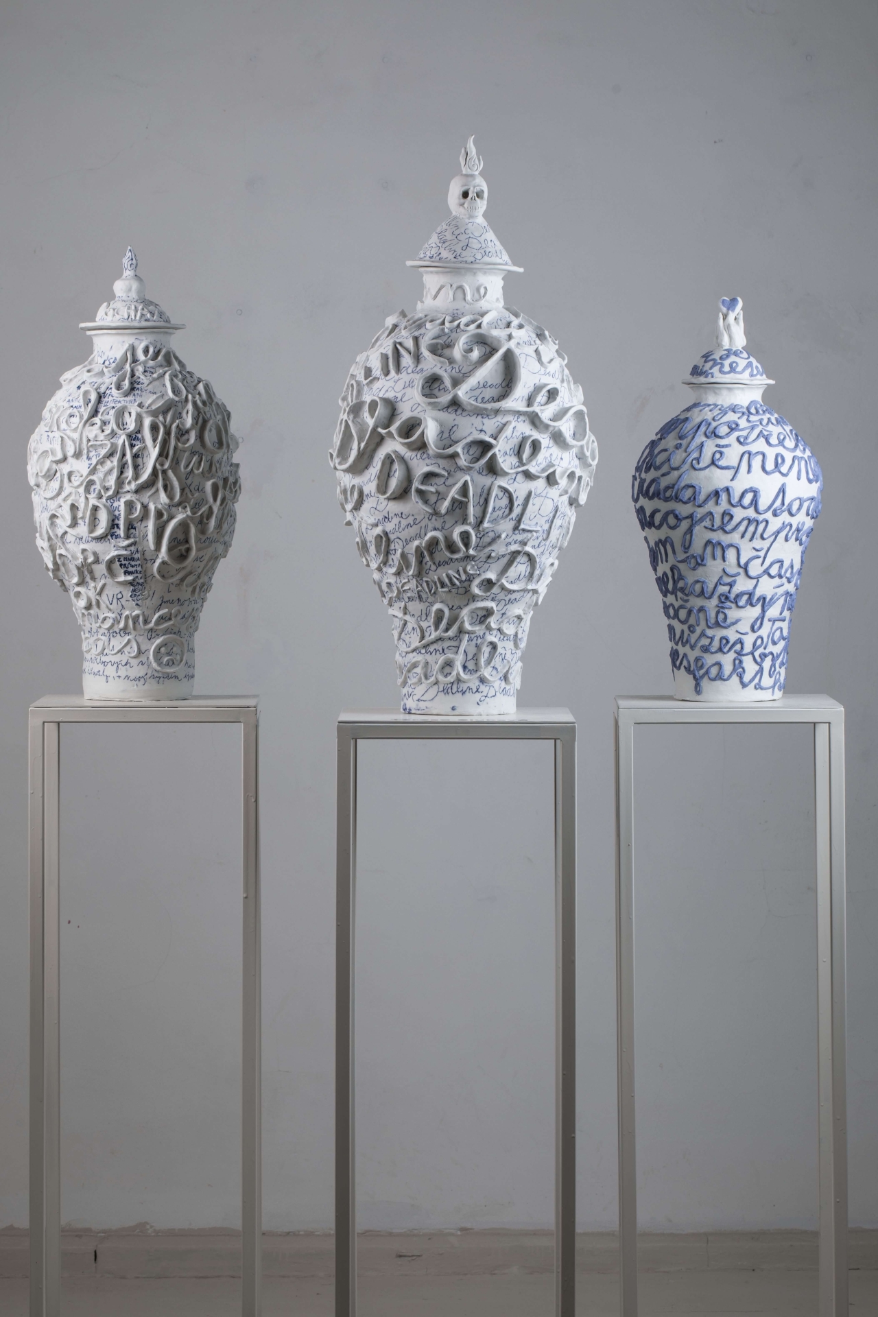 Manifest mnohosti series of porcelain urns