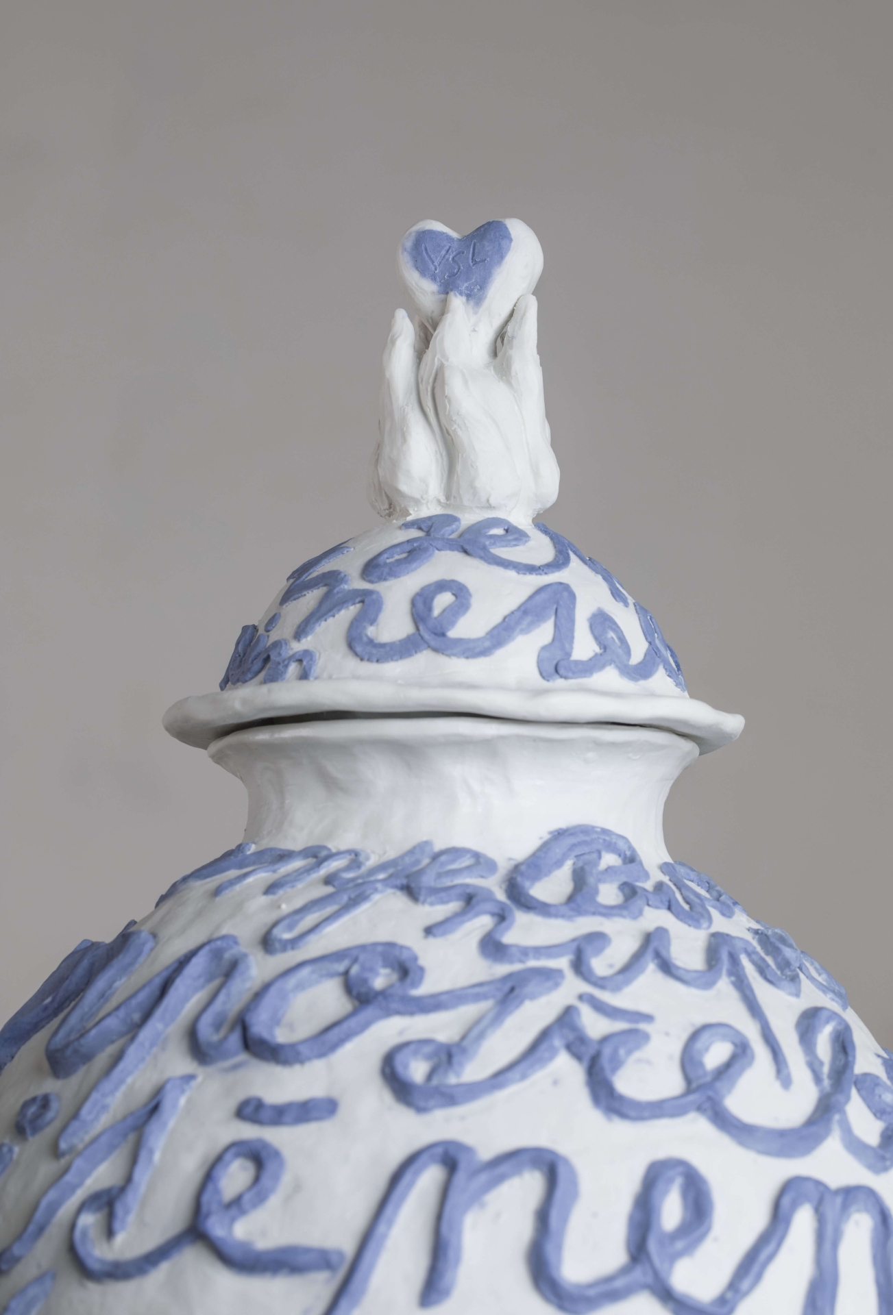Manifest mnohosti series of porcelain urns