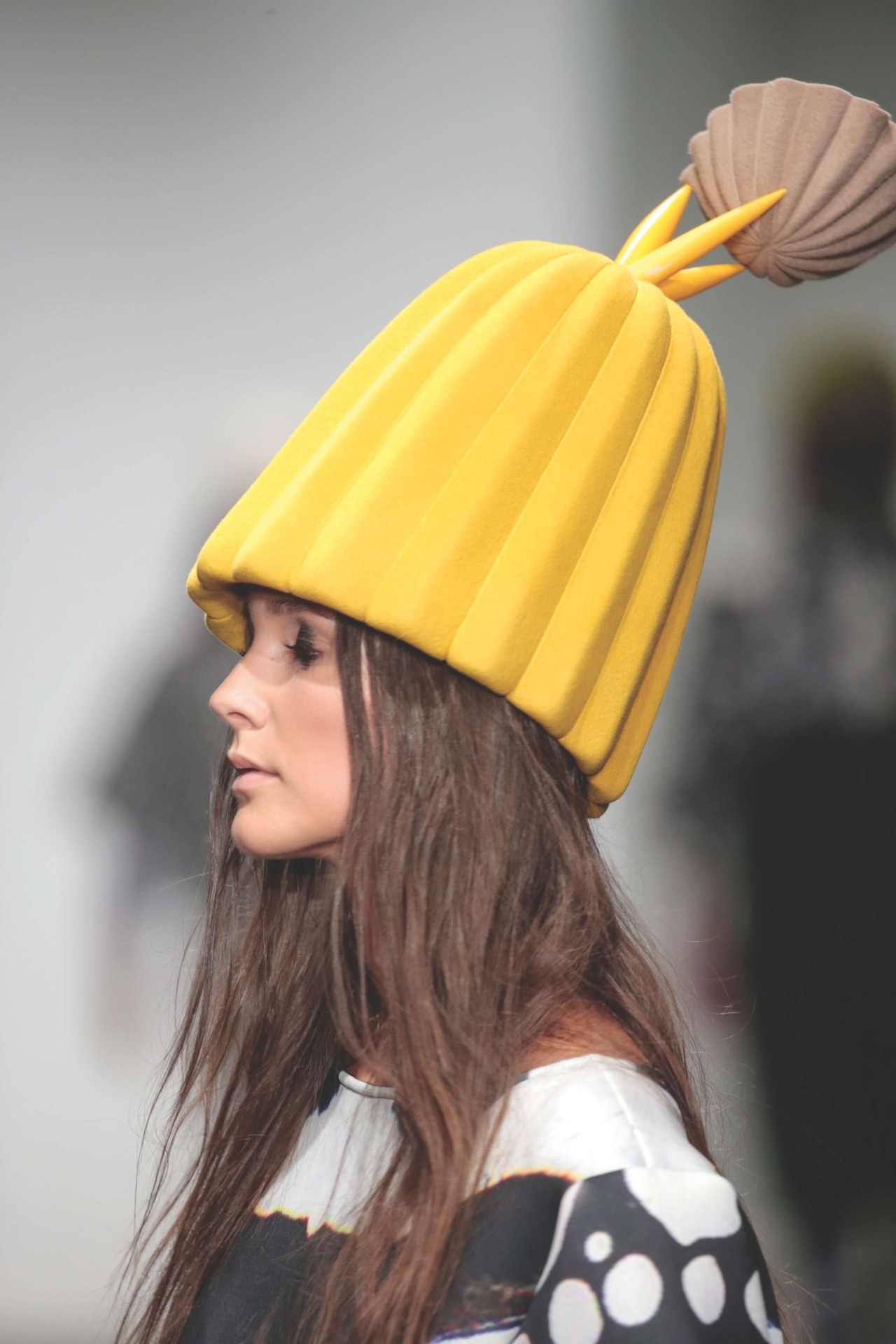 kolekce klobouků (Joelle Boers) a kolekce provazových head pieců (Muslin Brothers)