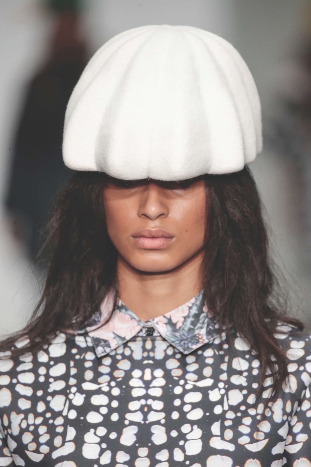 kolekce klobouků (Joelle Boers) a kolekce provazových head pieců (Muslin Brothers)