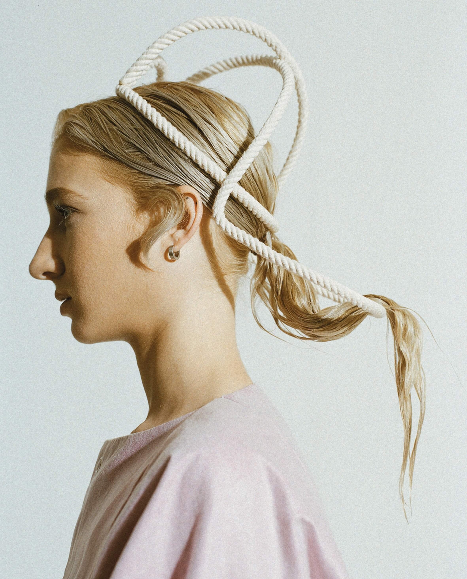 kolekce klobouků (Joelle Boers) a kolekce provazových head pieců (Muslin Brothers)