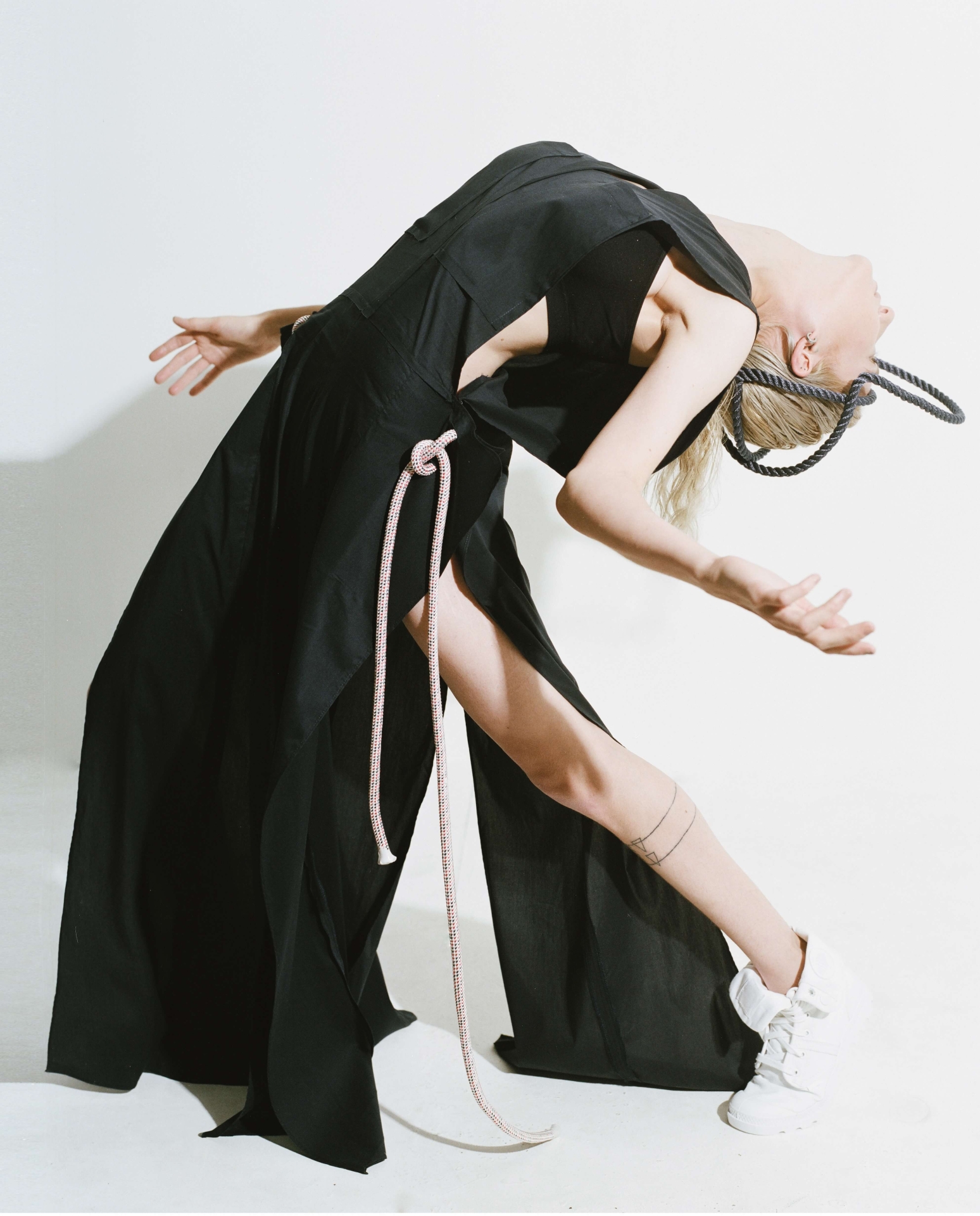 kolekce klobouků (Joelle Boers) a kolekce provazových head pieců (Muslin Brothers)