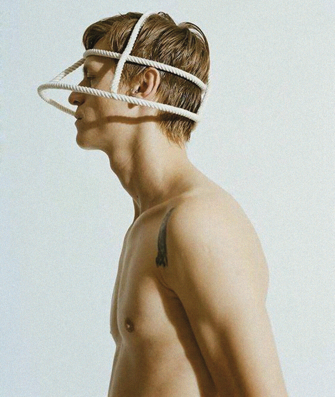 kolekce klobouků (Joelle Boers) a kolekce provazových head pieců (Muslin Brothers)