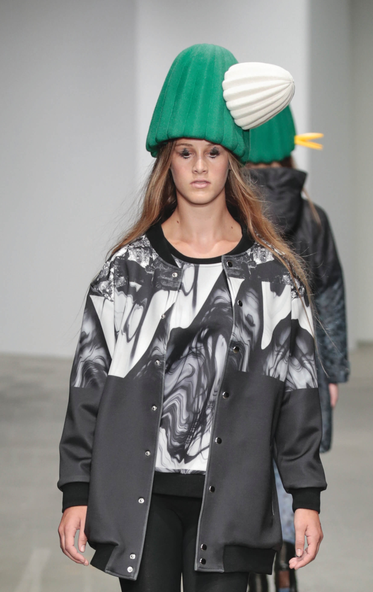 kolekce klobouků (Joelle Boers) a kolekce provazových head pieců (Muslin Brothers)