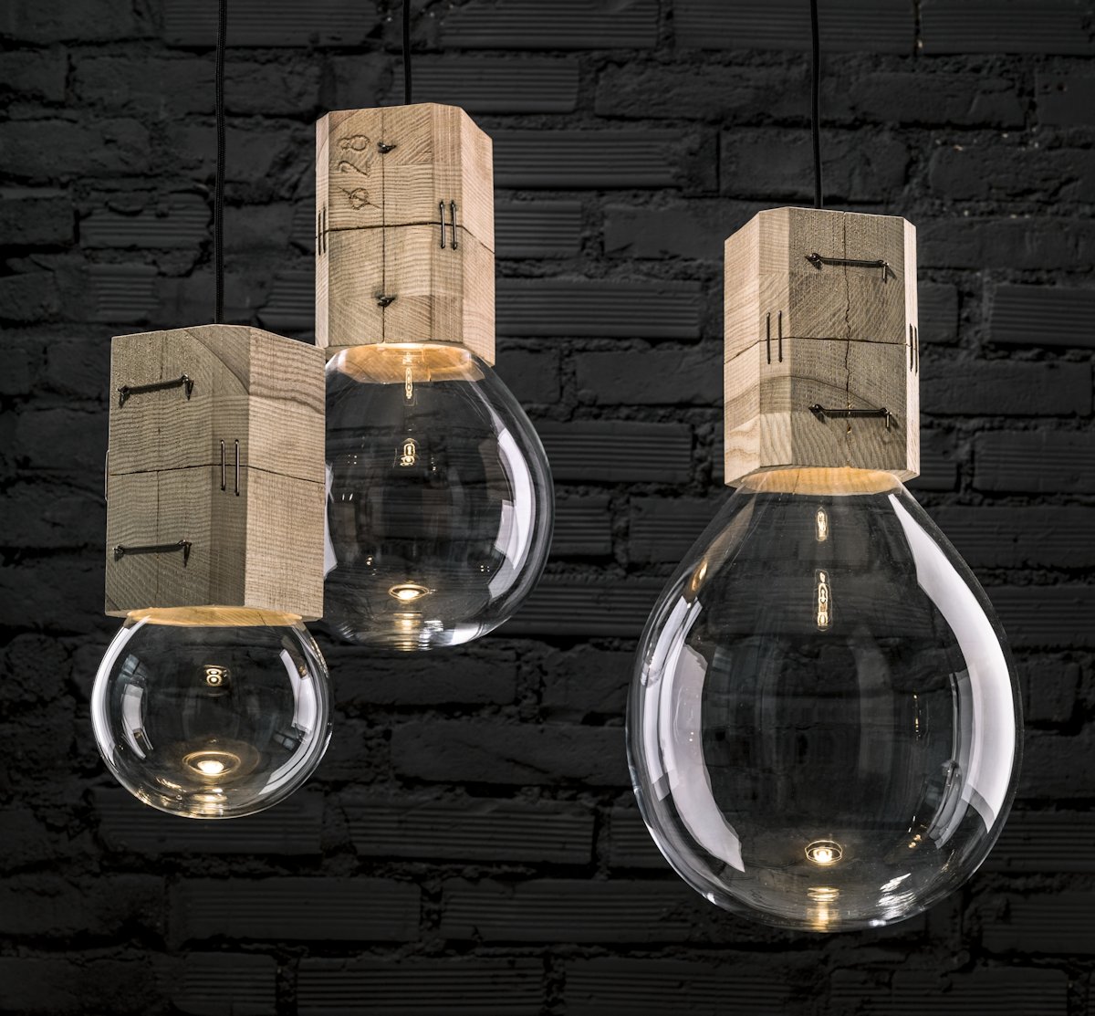 Skříňka, která si na nic nehraje, swing (Křehký), Moulds lightings (Lasvit), Balance of Beauty collection of table mirrors