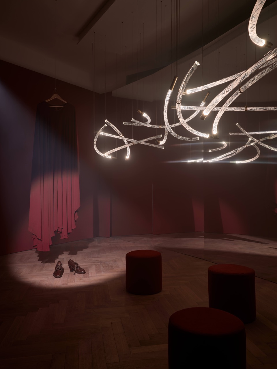 set design instalace Cabinets of Reminiscence pro Bommu na Designbloku 2025 a architektura výstavy Insitut blízkosti