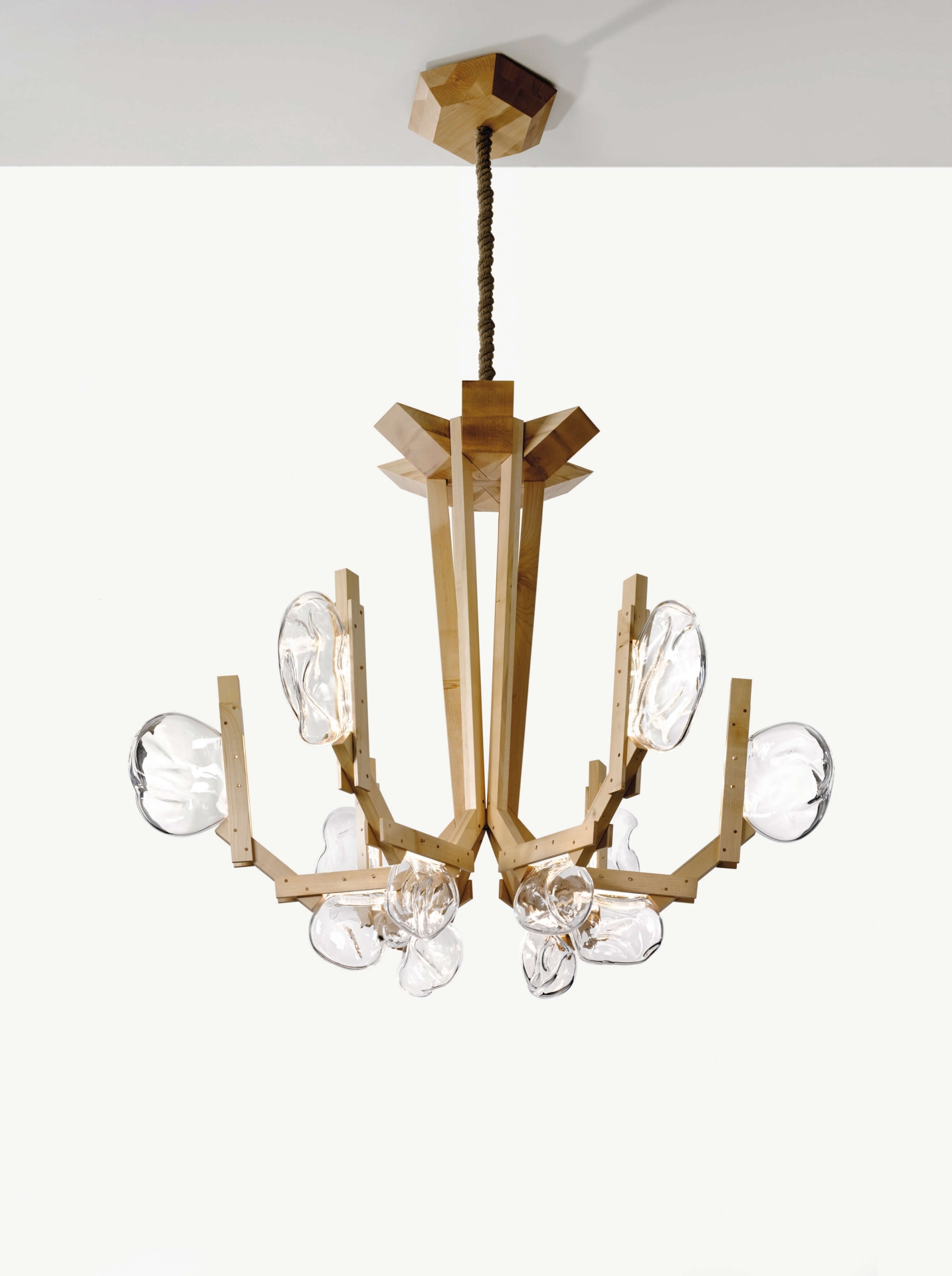 kolekce svítidel Hats (deF0RM), Polygons (Jan Plecháč a Henry Wielgus), Fugo a Candy (Humberto a Fernando Campana) a kinetický objekt Alice (Petra Krausová)