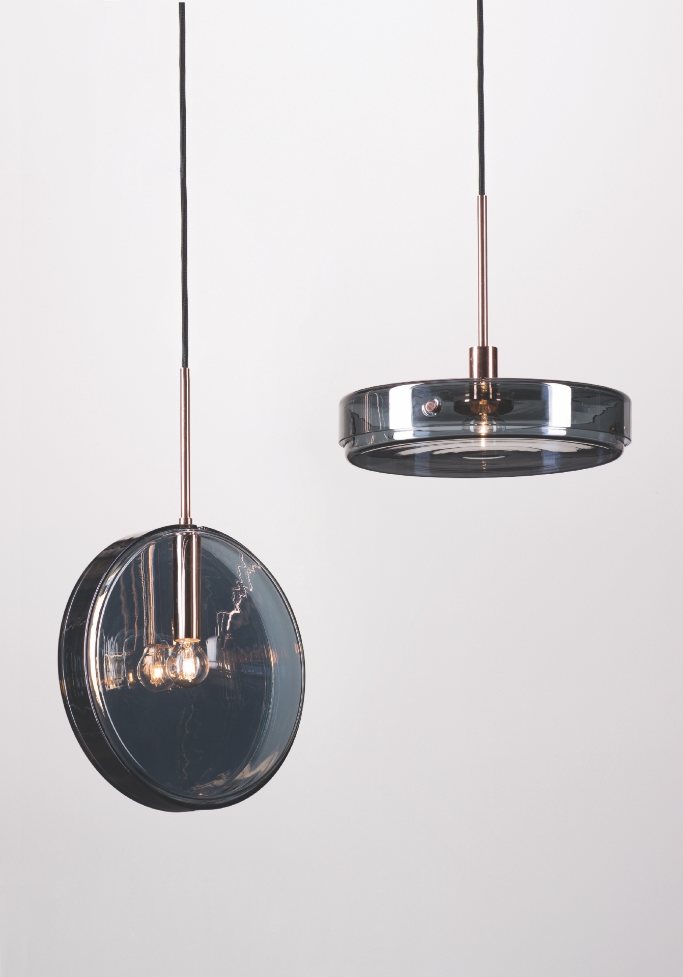 kolekce svítidel Petri Dish (DECHEM) a Ribbed Cone Light