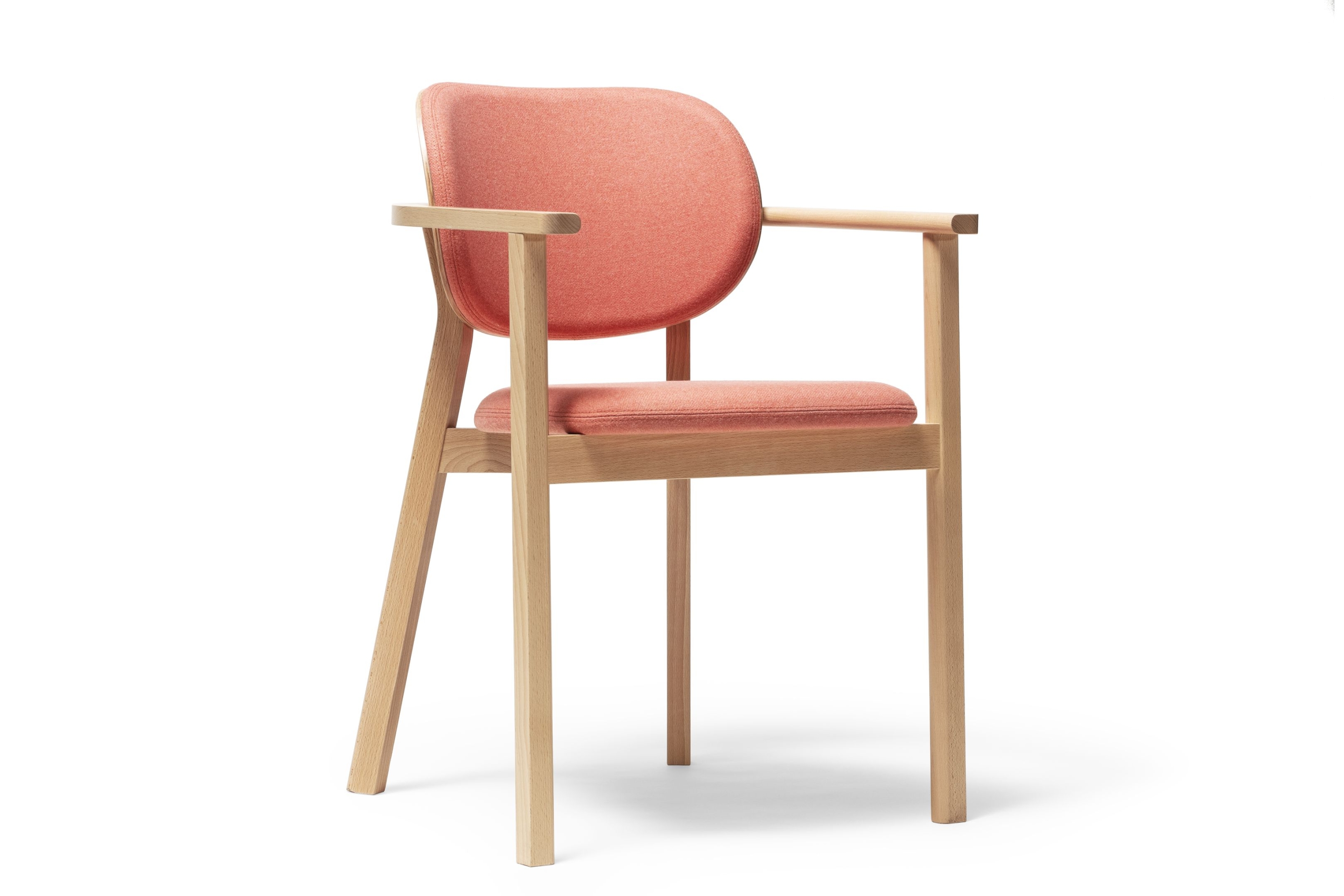 Křeslo Chips chair (Lucie Koldová) a kolekce nábytku Santiago 02 (René Šulc)