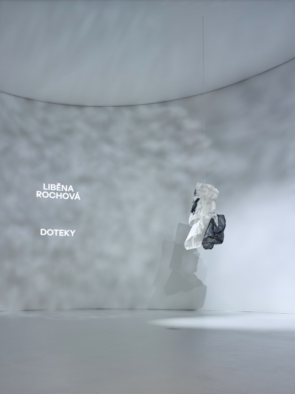 architektura výstavy Liběna Rochová: Doteky (Moravská galerie v Brně)