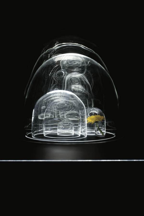 systém Liquidkristal (LLK / Ross Lovegrove), svítidla X-ray, Inhale Lamp a Press Lamp (Nendo), stůl Homune (Michael Young)