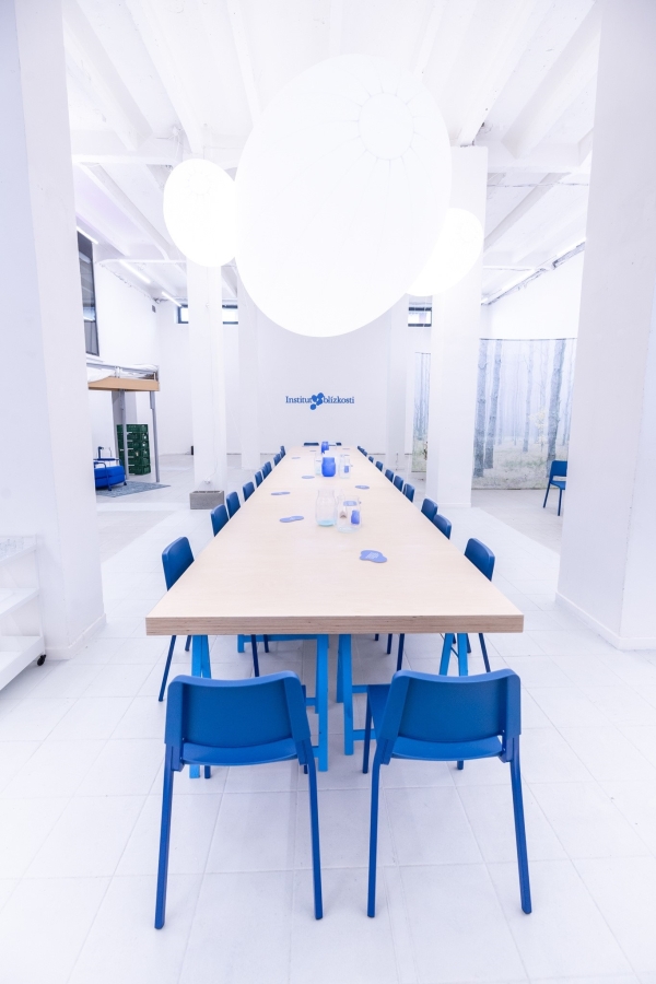 set design instalace Cabinets of Reminiscence pro Bommu na Designbloku 2025 a architektura výstavy Insitut blízkosti