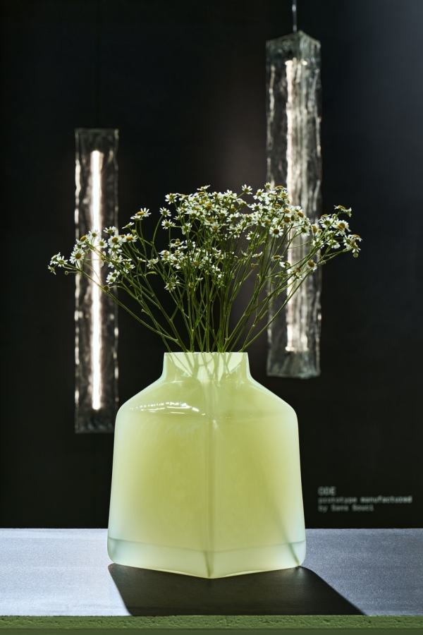 kolekce váz Fluid Geometry, kolekce ručně taftovaných koberců HENRY a svítidlo ODE (spolupráce: Sans Souci)