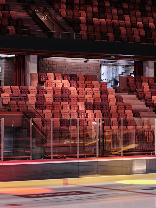 sedačky Highlands pro Horáckou arénu (studio mmcité, Chybík + Krištof)