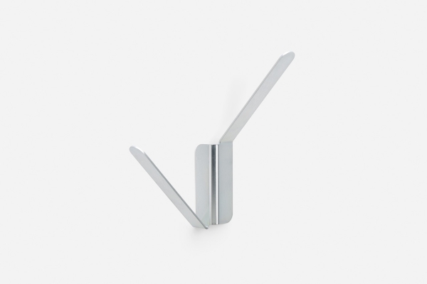 nástěnný háček Hang Over Hook (Lexová & Smetana), stoly MILK (Mjölk architekti), stohovatelná židle Plym a stolek M24 (Klemens Schillinger)