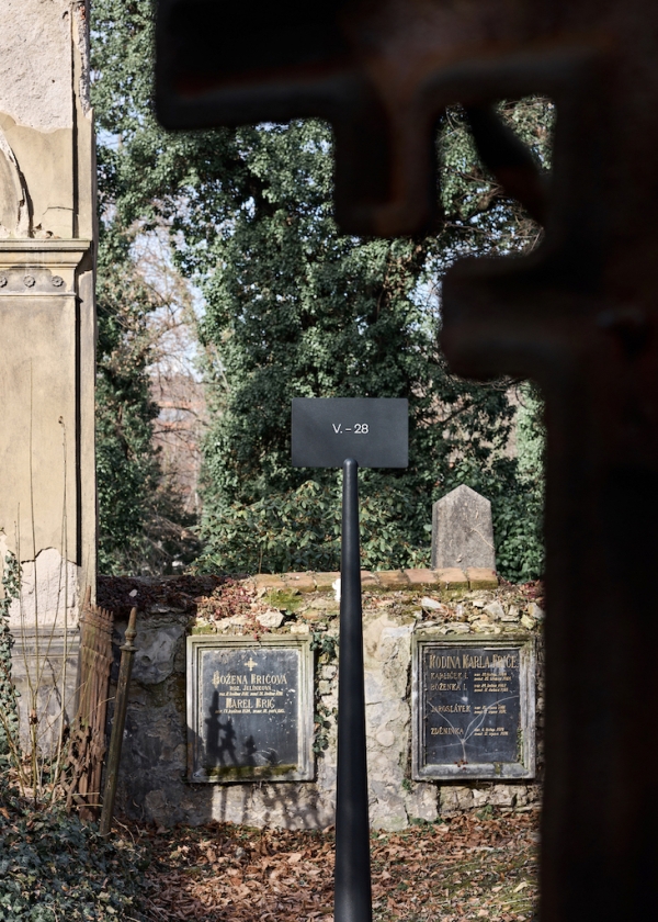 navigační systém a mobiliář pro Hřbitovy a pohřební služby hl. m. Prahy (spolupráce: Maria Makeeva)