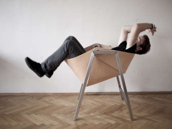 kolekce Classics + Corian, houpací křeslo Rocking Chair (Jakub Pollág), stůl Glass Table (Kavalier) a světlo Transmission