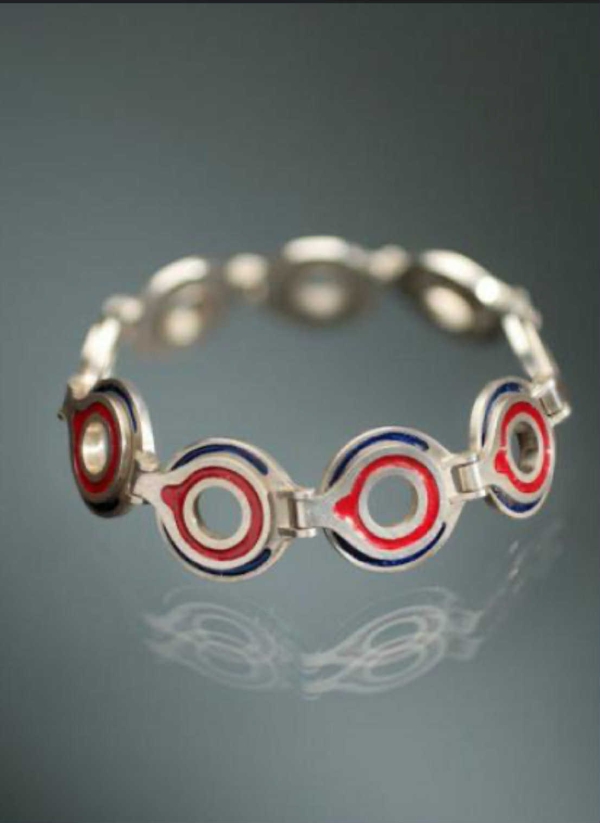 koncept obchodu zaměřeného na mladé české designéry a jejich prezentaci v kombinaci s českými klasickými designéry