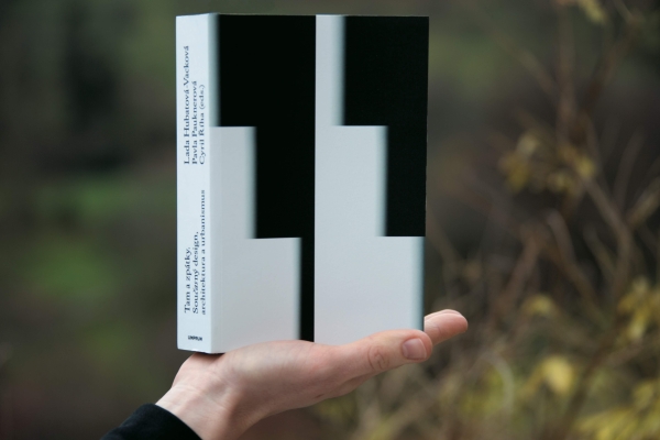 grafické zpracování katalogu k výstavě Tam a zpátky. Současný design, architektura a urbanismus (Galerie UM)